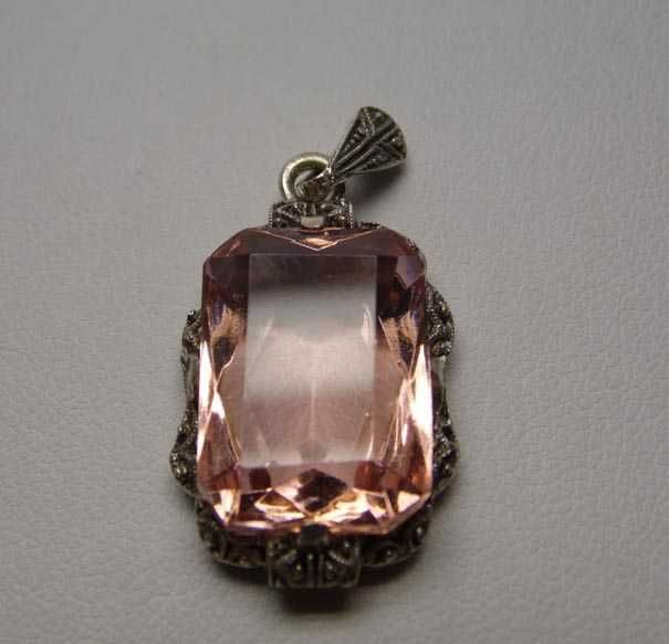 Przedwojenna zawieszka łososiowo różowy kamień.