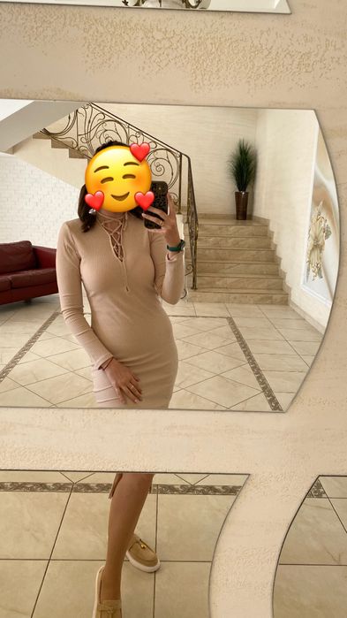 Облягаюча  бежева сукня  на весну/осінь  50 розміру