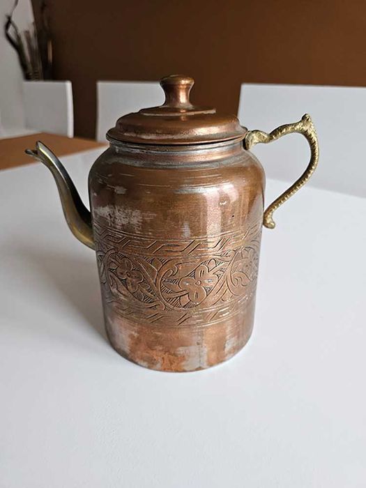 Bule antigo de cobre e latão