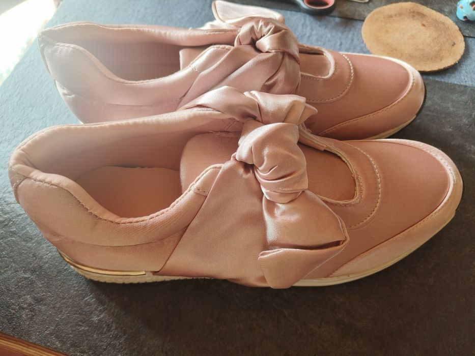 Piękne nowe adidasy w kolorze brudnego różu