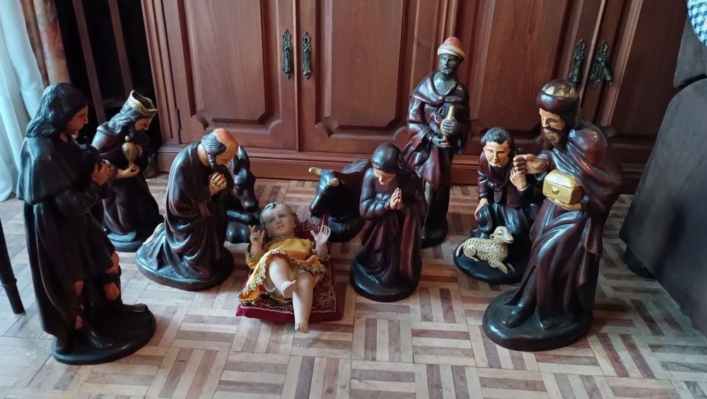 Presépio em madeira e menino Jesus em Loiça