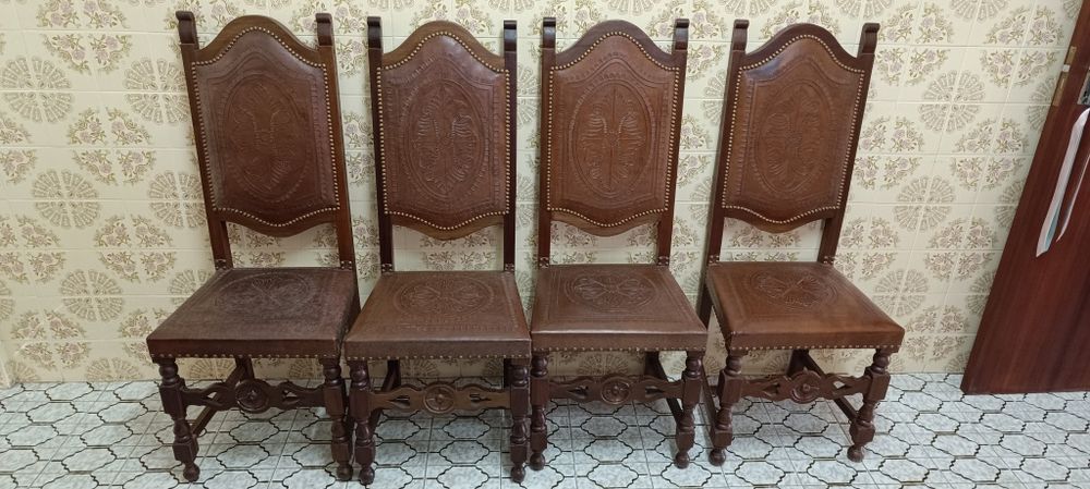 Mesa e cadeiras estilo clássico madeira maciça