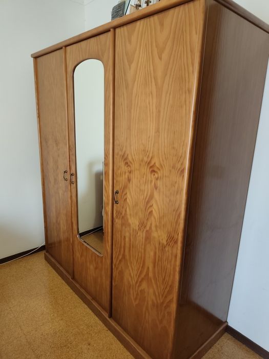 Roupeiro com 3 portas e um espelho