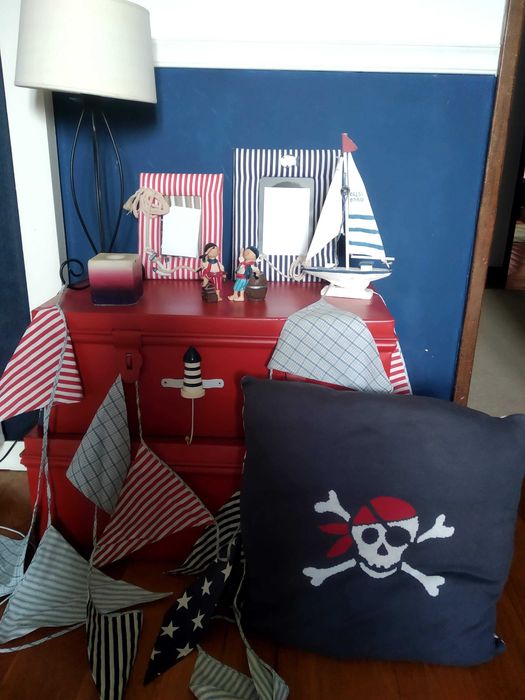 Decoração quarto de rapaz com almofadas, quadros, molduras, posters