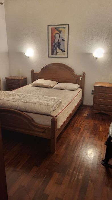 Mobilia de quarto em madeira em bom estado