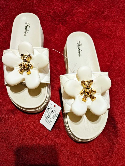 Klapki białe z kwiatem i misiem