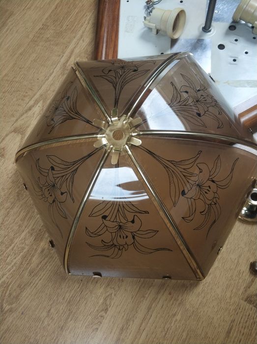 Plafoniera sufitowa lub ścienna.