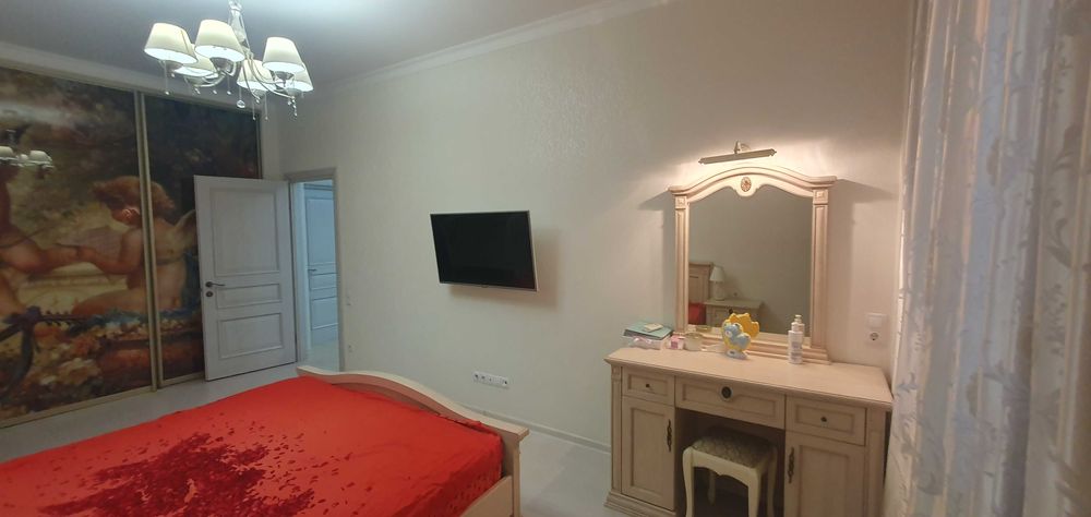 Центр Продам трехкомнатную квартиру    в новом кирпичном доме ЛД