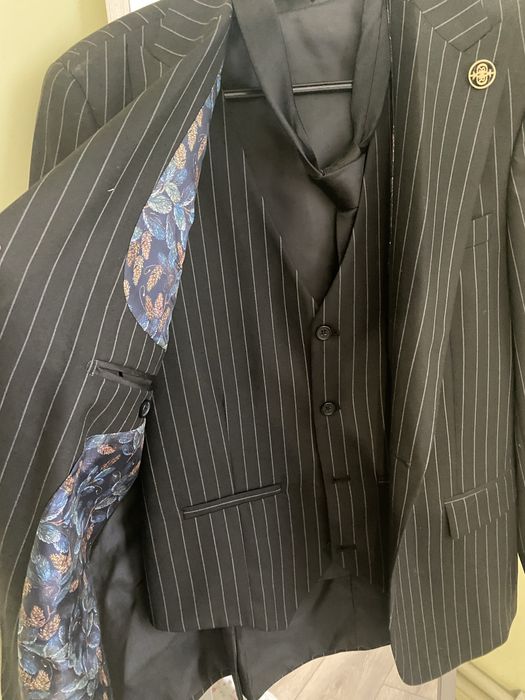 Класичний чоловічий костюм в розмірі М