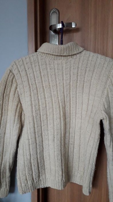 Sweter z owczej wełny.