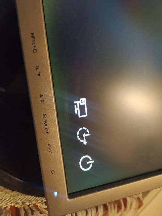 Monitor Samsung rotativo de 22 polegadas