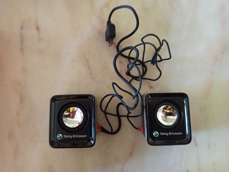 Telemóvel Sony Ericsson T700 com colunas e auriculares.  Novo.