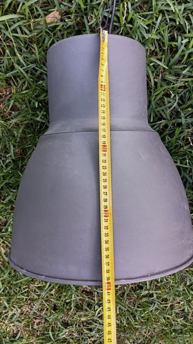 Par de candeeiros suspenso modelo HEKTAR do IKEA.  
​Design: Inspirado em candeeiros
​Acabamento: Metal com revestimento em pó na cor cinzento-escuro/