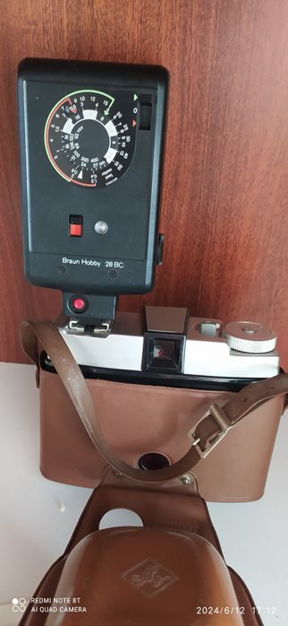 Máquina fotográfica Agfa Isoly vintage com flash Braun