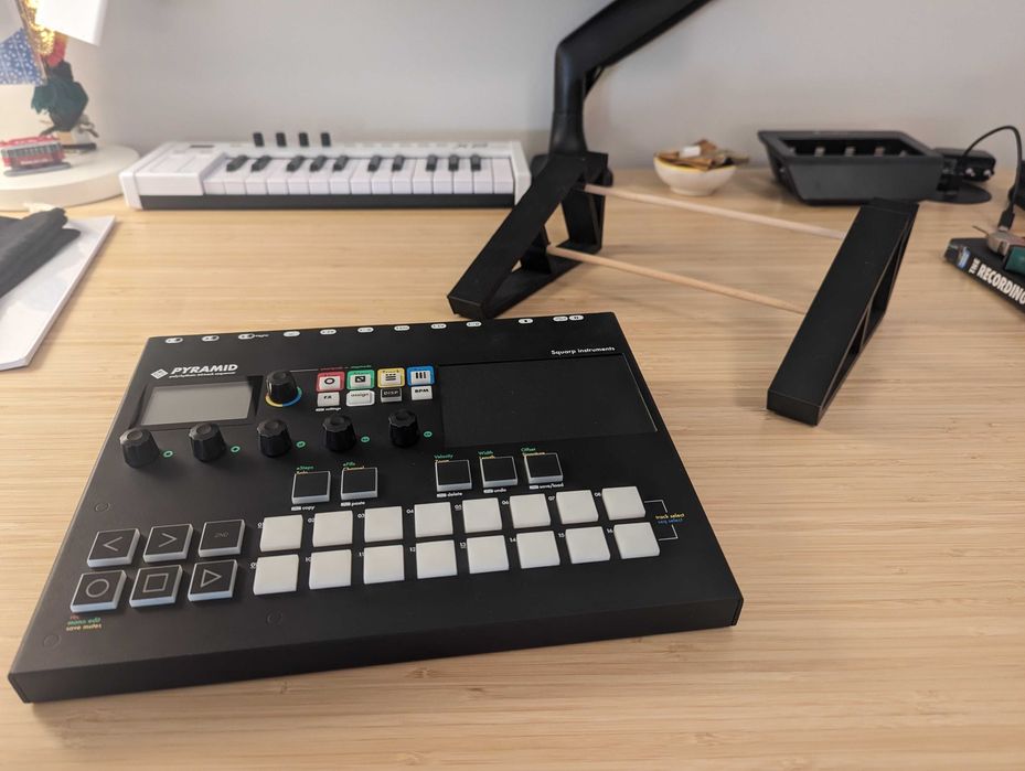 Sequenciador MIDI Squarp Pyramid Mk3, com stand, caixa e manual