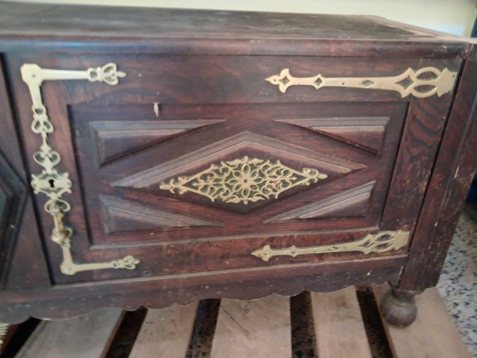 Movel madeira com aplicações de latão