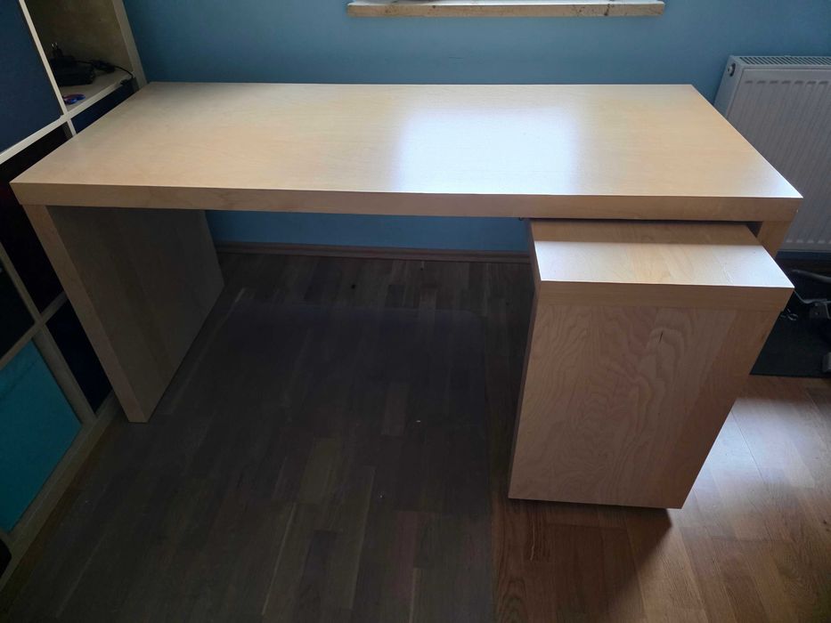 Biurko z wysuwanym panelem