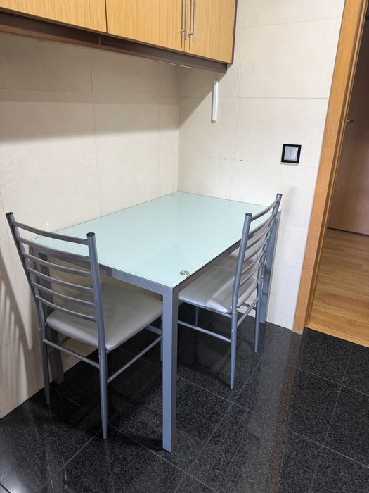 Mesa e cadeiras