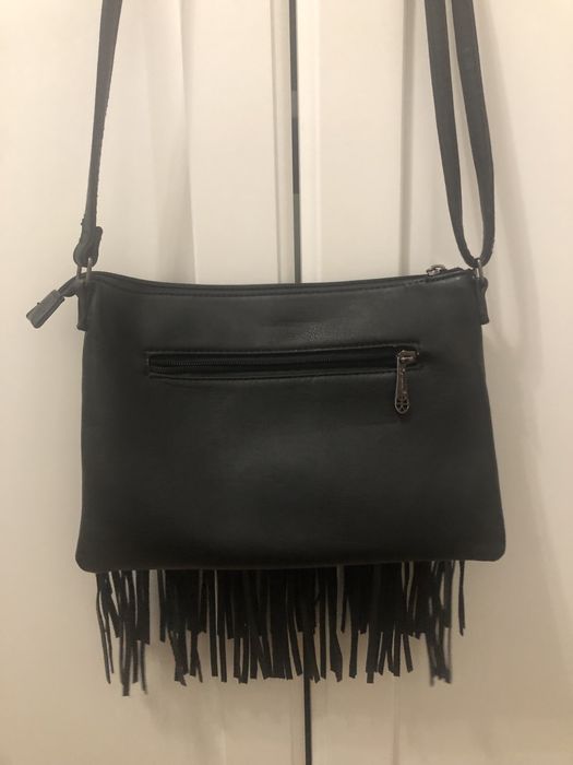 Torebka z ozdobnymi frędzlami