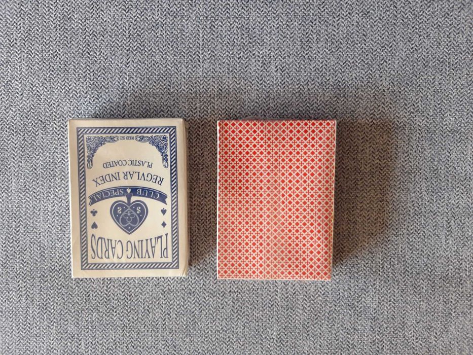 Conjunto de baralhos de cartas.
