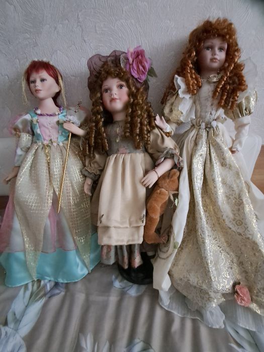 Великі порцелянові ляльки.