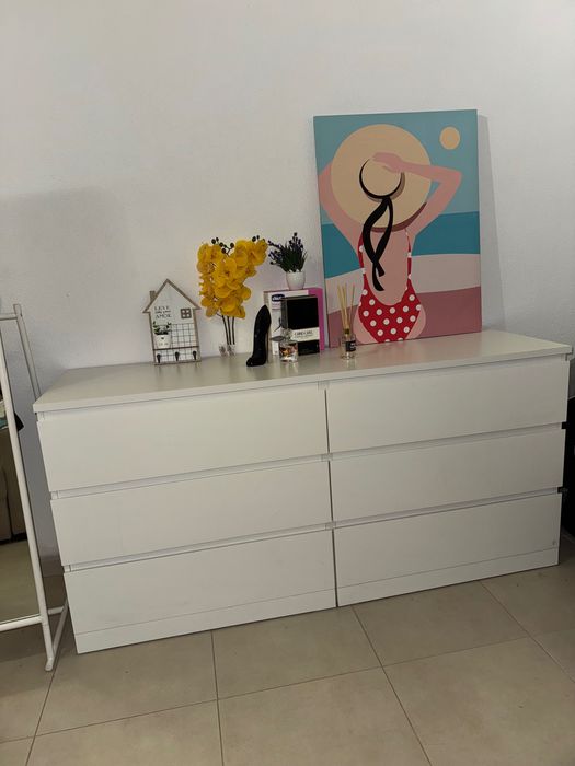 Cómoda com 6 gavetas em ótimo estado