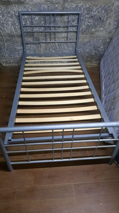 Cama de solteiro, em ferro