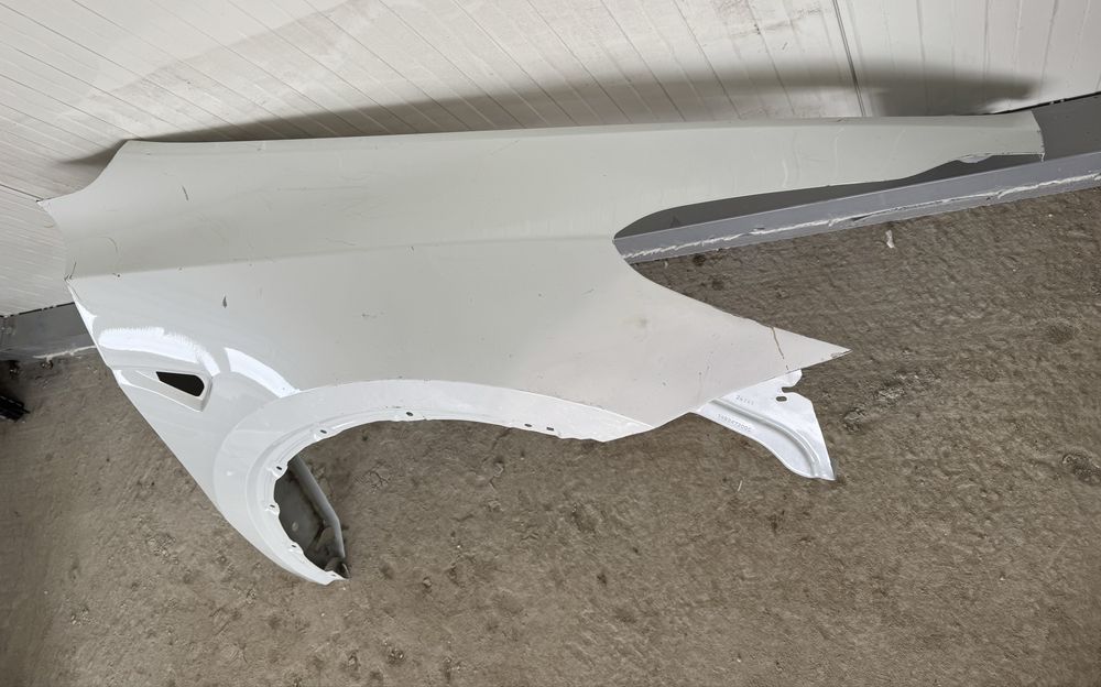 Tesla Model Y крило праве