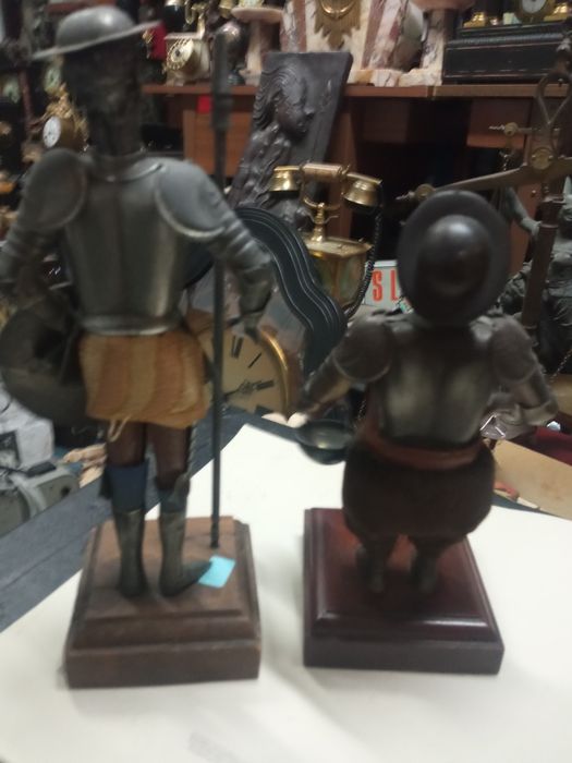D. Quixote de la Mancha e seu fiel escudeiro, Sancho pança. Em metal,