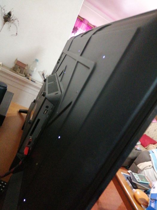 Televisão LCD Silver, 40, a funcionar.