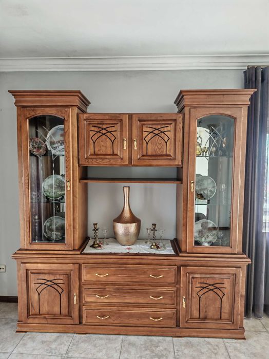 Armários, sala e quarto cada um 400€