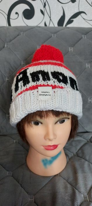 Шапка детская белая с бубоном унисекс