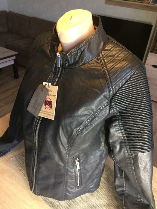 Куртка жіноча, розмір М.