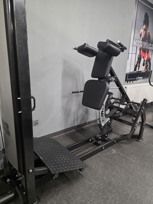 TANIO SZYBKO Maszyna do przysiadów Hammer Strength V-Squat MTS