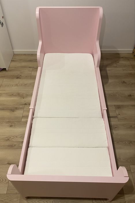 Łóżko dla dziewczynki.