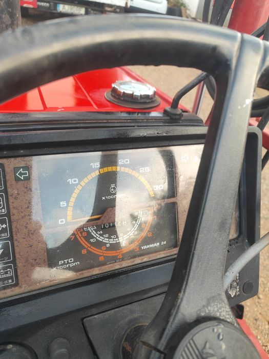 Trator Yanmar com carregador frontal