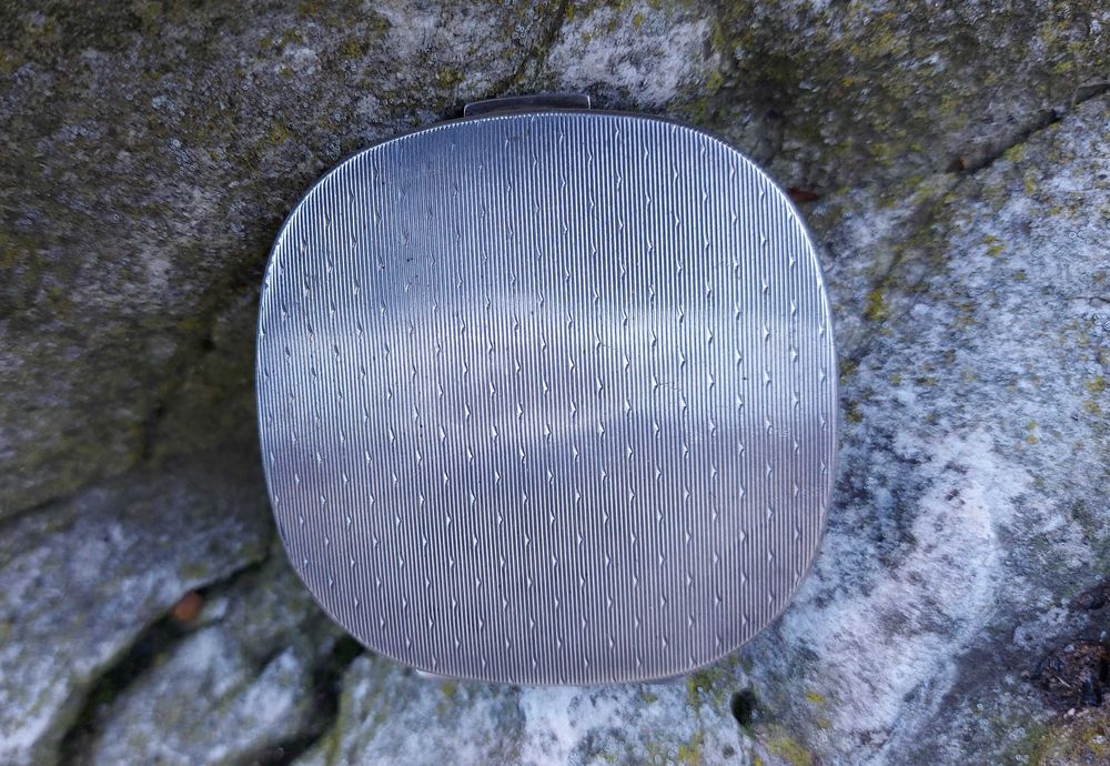 Wiekowa srebrna puderniczka