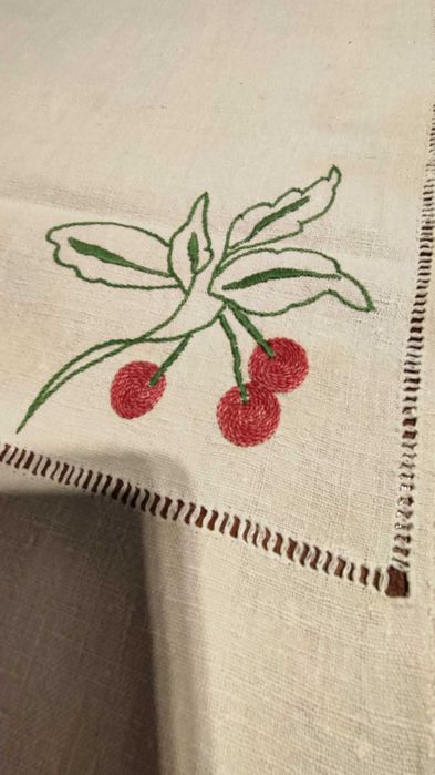 Toalha de linho antigo bordada à mao