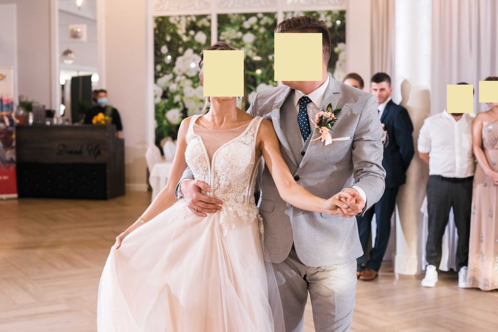 Brzoskwiniowa suknia ślubna