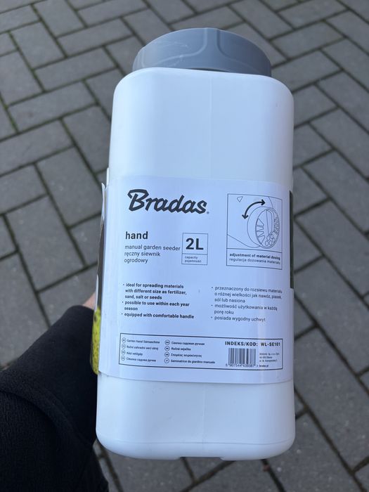 Siewnik ręczny Bradas do nawozu soli piasku nasion