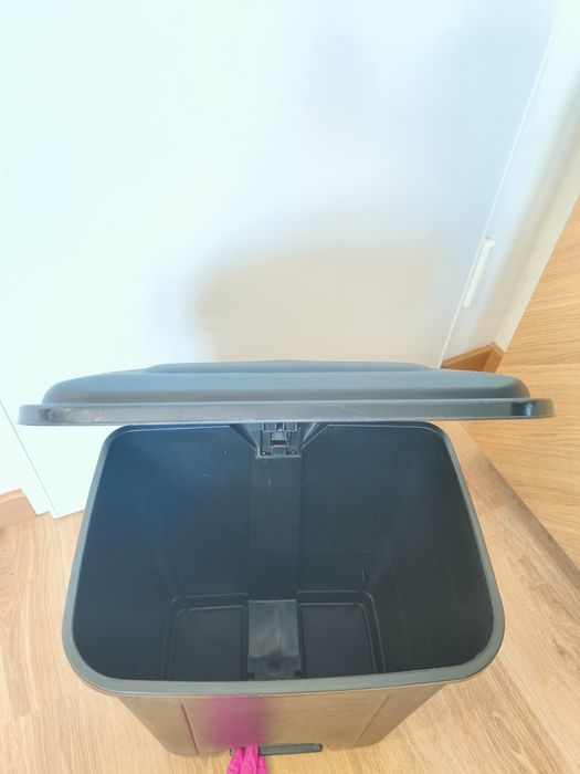 Caixote do Lixo Preto com Pedal