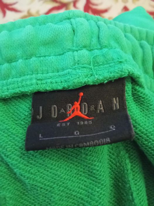 Vendo calções verdes de fato de treino Jordan
