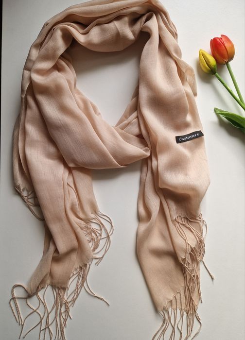 Beżowy szalik Cashmere, elegancki, klasyczny, casualowy na codzień
