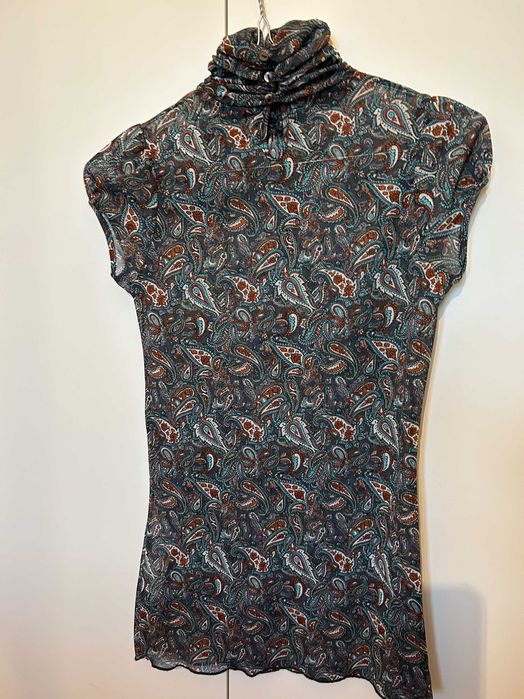 Blusa gola alta com cornucópias