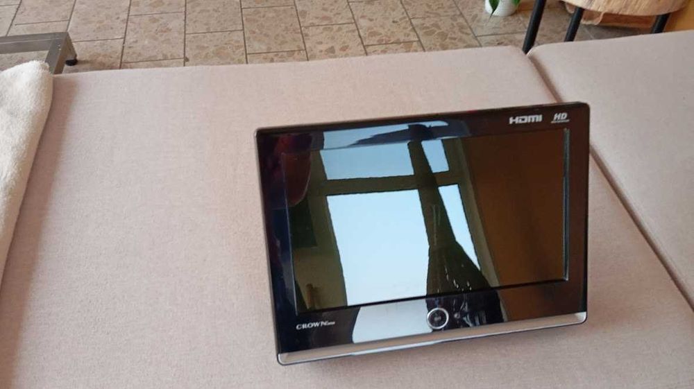 TV da marca crown pequena com suporte