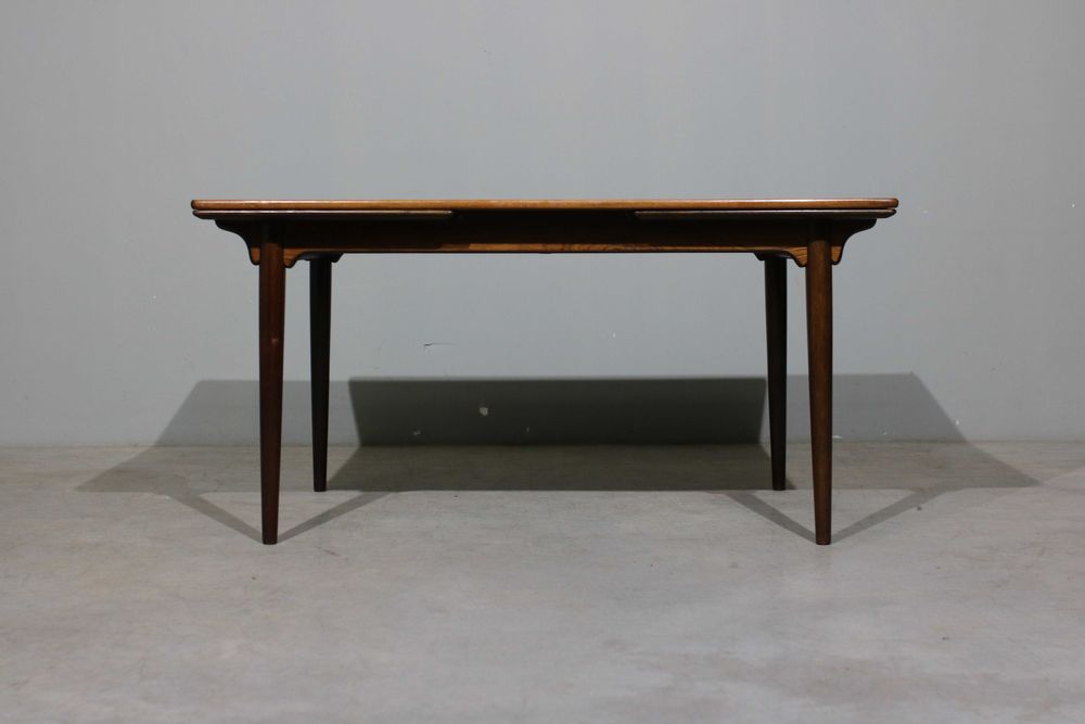 Mesa de jantar Gunni Omann modelo 54 em pau santo