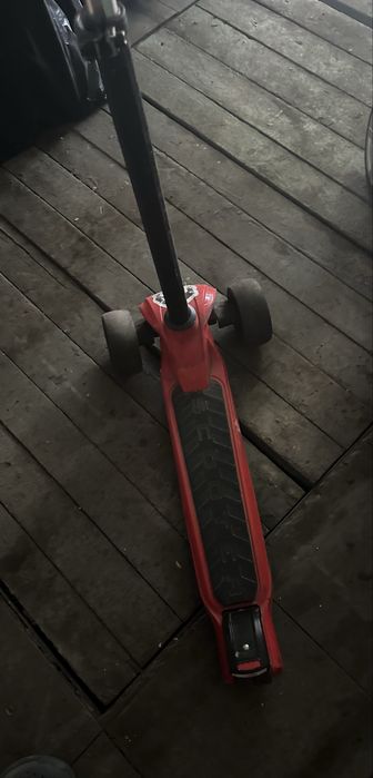 Детский автомобиль и самокат