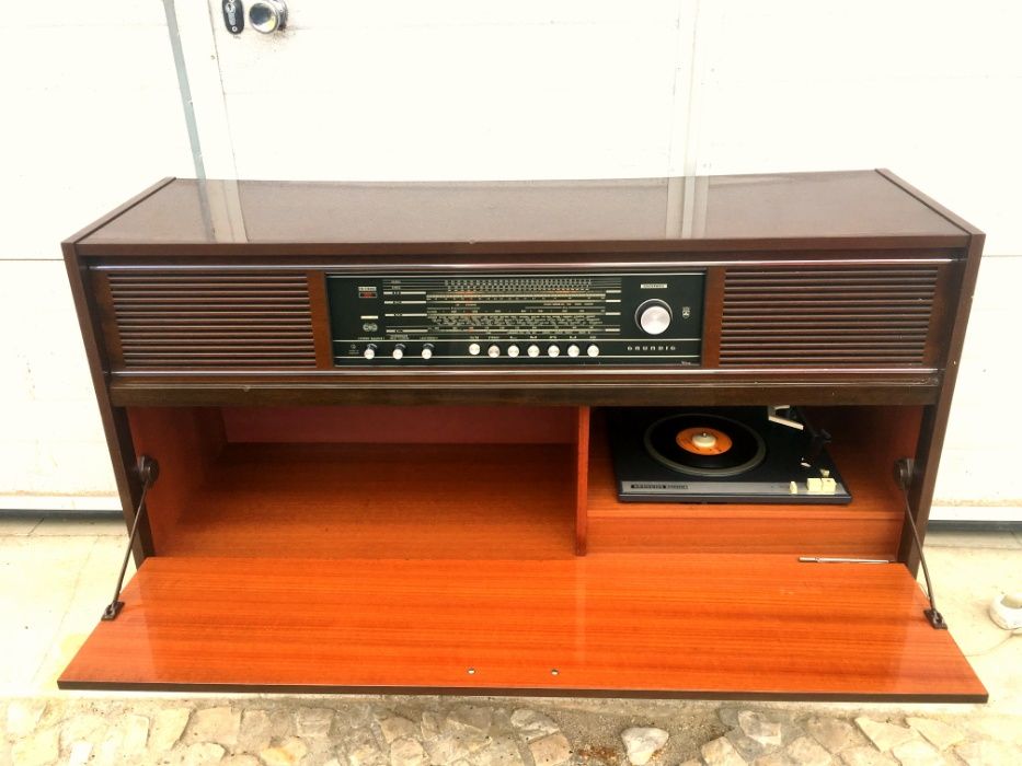 Aparador rádio gira discos Grundig a funcionar 118comp X 36prof X 79,