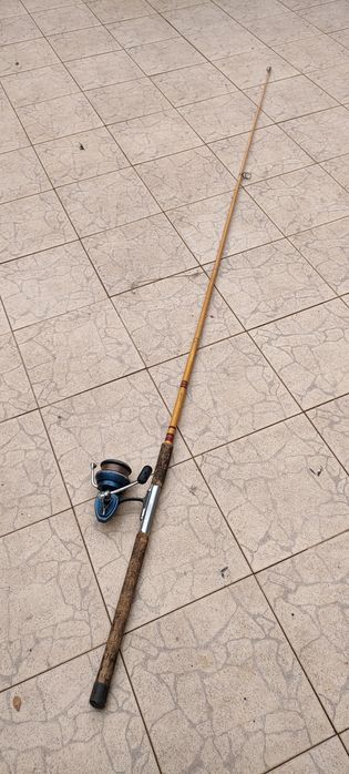 Cana de pesca de duas varas com carreto.