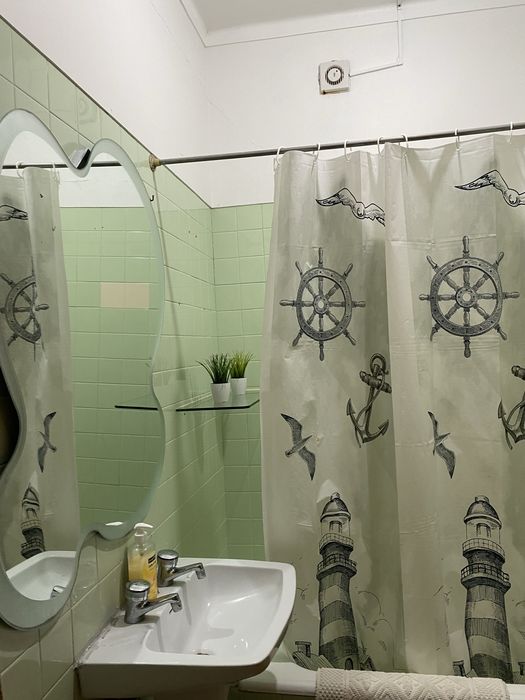 Alugo quarto parede